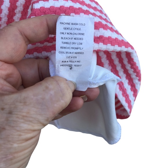 Ava and Yelly sz 4 coral & white striped knit dress with crocheted trim - Picture 5 of 6